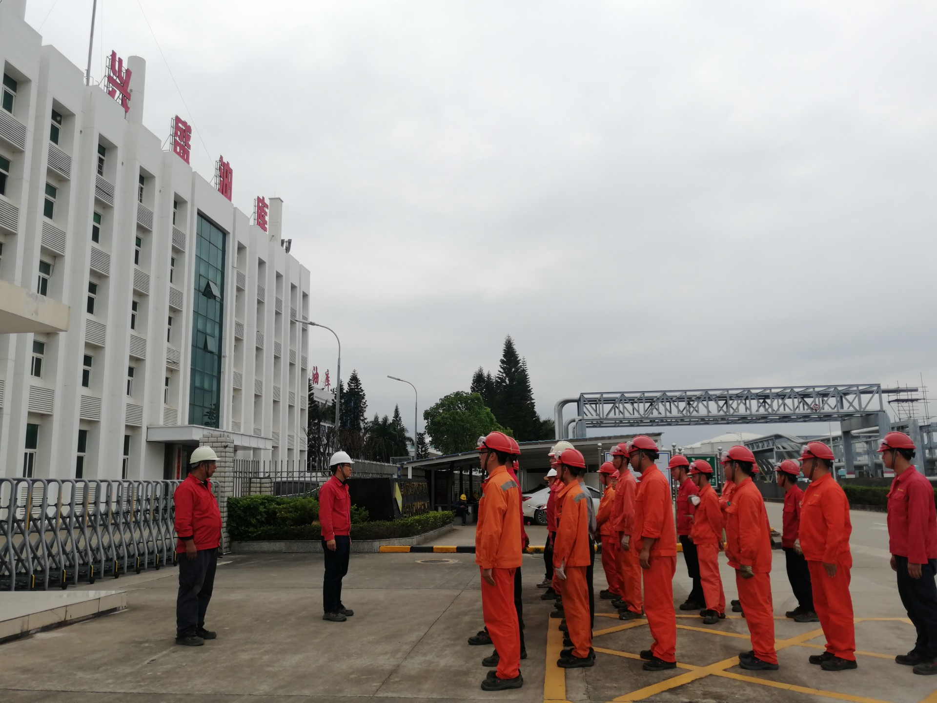 興盛油庫組織全體員工模擬進(jìn)行T1108罐汽油泄漏、火災(zāi)事故應(yīng)急演練